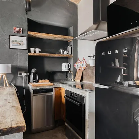 Nyc-style Industrial On Navigli * 밀라노